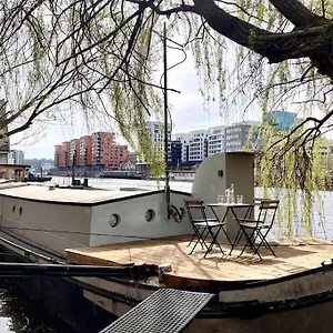 On Boat, Privat Pier, Free Parking , Prag Tschechische Republik